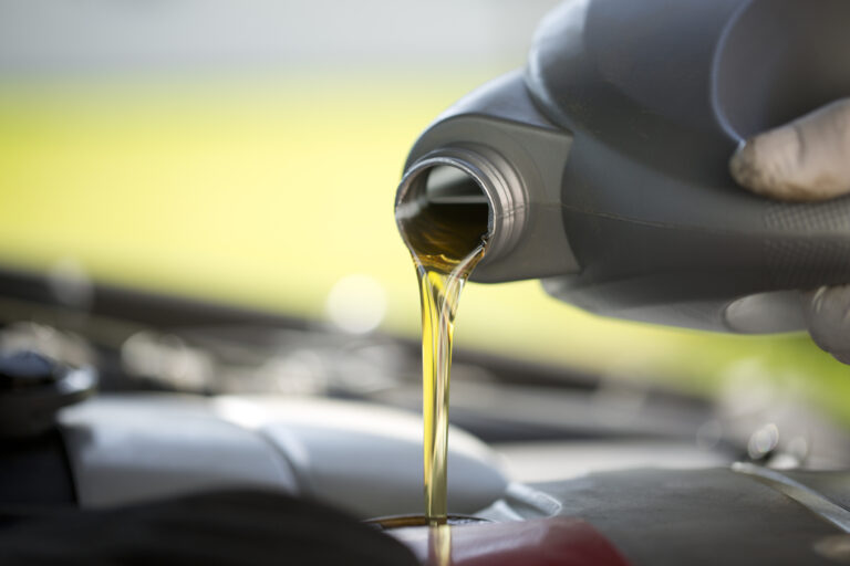Regular Oil vs Synthetic Oil: Unveiling the Pros and Cons