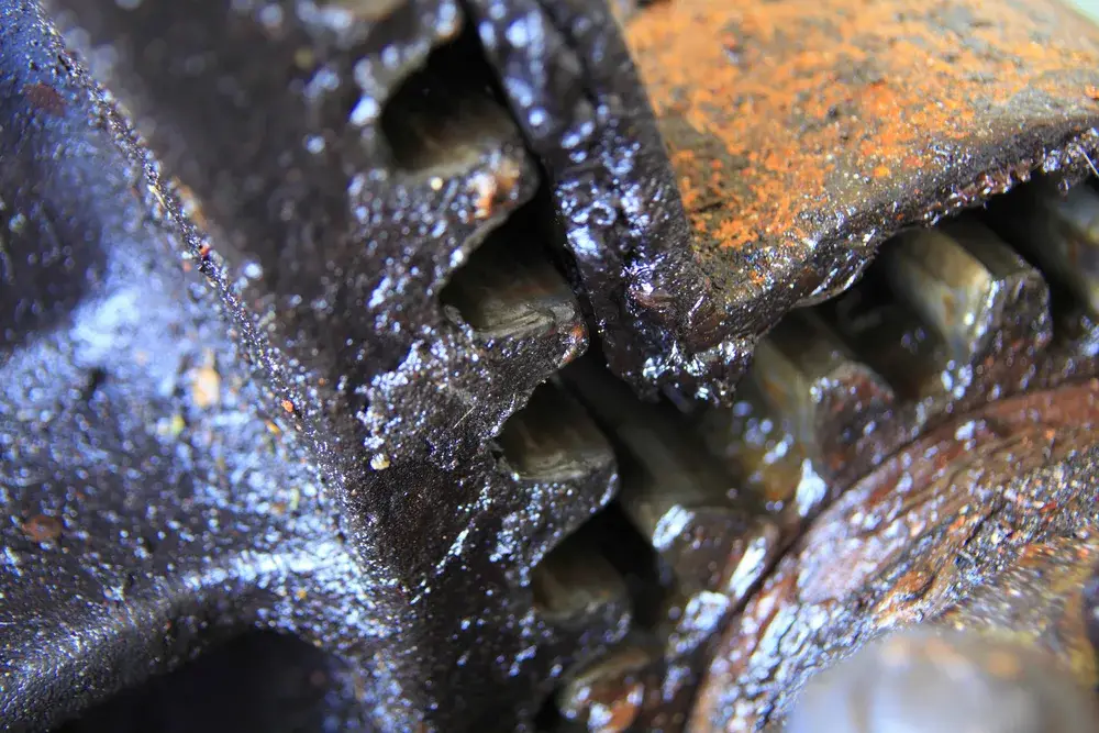 Bad engine oil symptoms — Dark and dirty oil. 